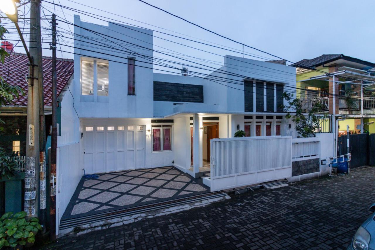 Spacious, White-Villa Belgareti @Kiara Condong Bandung Dış mekan fotoğraf
